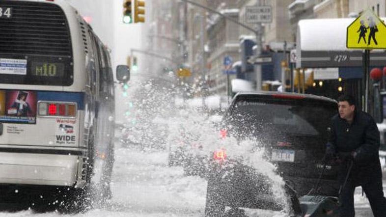 Sneg je ob skorajšnjem koncu zime presenetil prebivalce, ki so imeli nemalo teža
