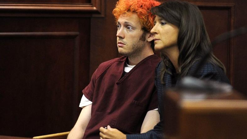 James Holmes po pokolu prvič na sodišču.