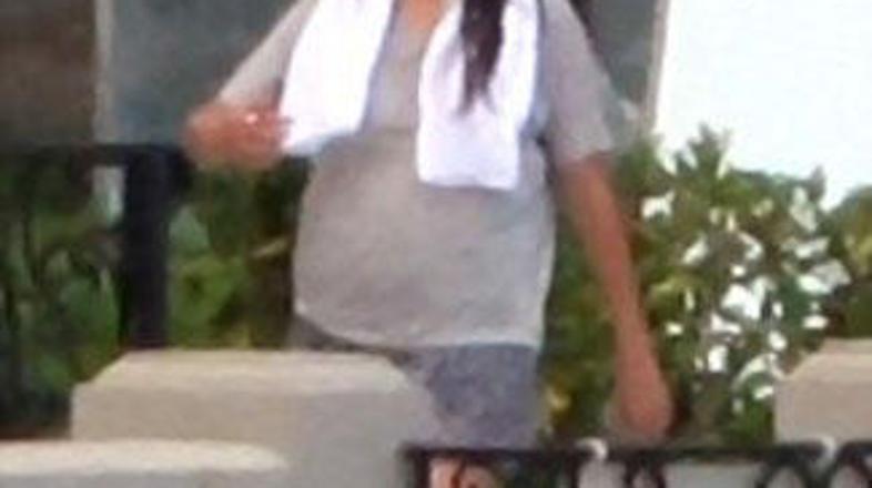 Penélope počitnikuje v Bonovi vili na jugu Francije.