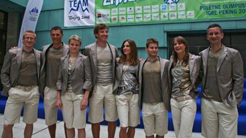 Naši olimpijci v olimpijskih oblekah.