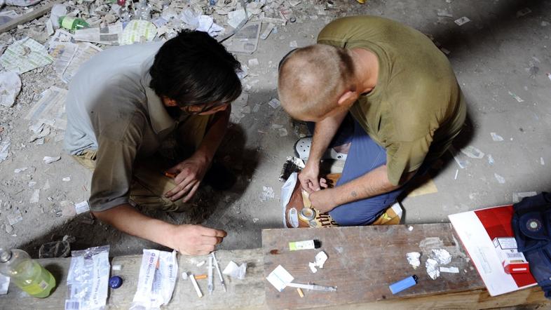 razno 19.11.13. droga, narkoman, Men prepare to inject heroin at an abandoned ho