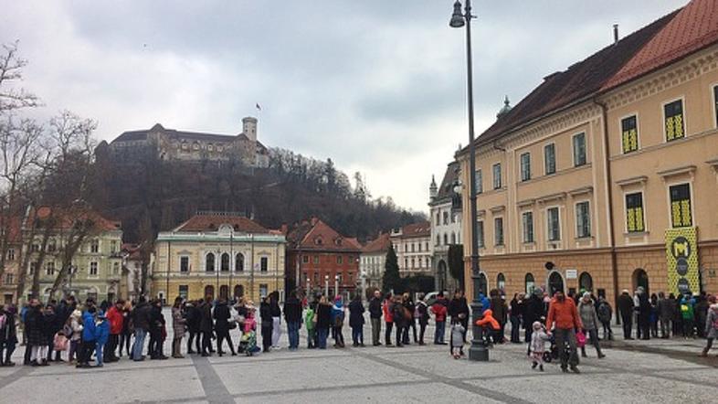 Gneča pred muzejem