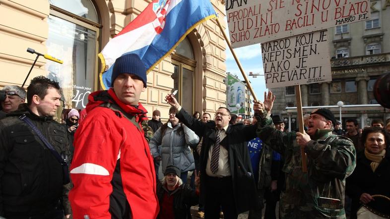 posredovanje policije na protestih proti EU v Zagrebu