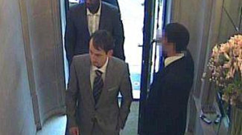 Trenutek, ko je varnostnik v draguljarno spustil roparja. Dvojica je nato za kra