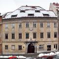 Poznobaročno zgradbo, v kateri je ZRC SAZU (na fotografiji nekoč in danes), pren