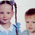 Amy (7) in Owen (3) sta se zadušila v trenutku, ko jima je oče čez obraz povesil