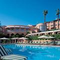 Beverly Hills Hotel na Sunset Boulevardu stoji že skoraj sto let.