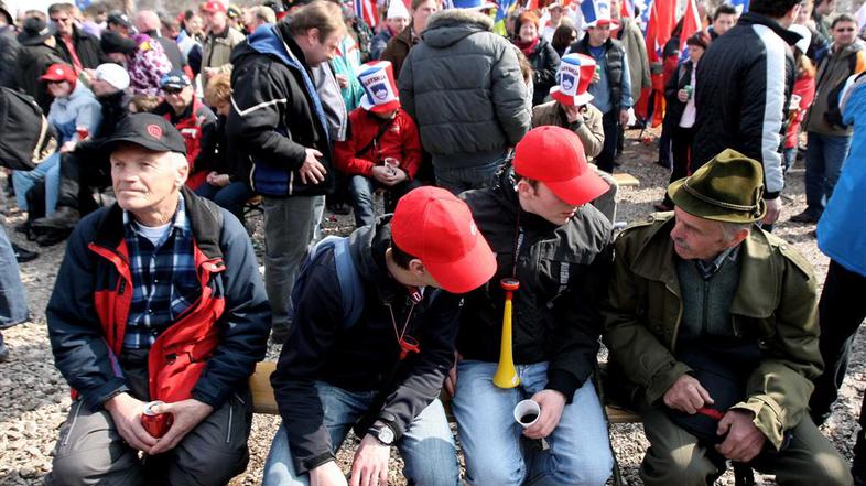 Včeraj se je do štiri tisoč ljudi moralo dobesedno obrniti nazaj. (Foto: Saša De