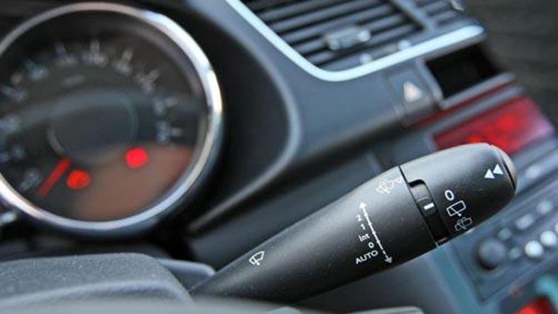 Kriminalni združbi davčnim organom nista priglasili obračunanega davka za vozila