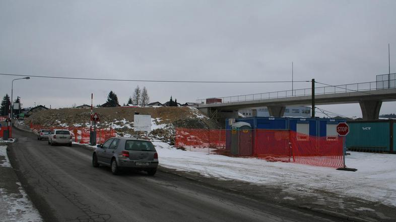 Gradnja krožišča stoji zaradi zimskih razmer, težav vodilnega izvajalca del in s