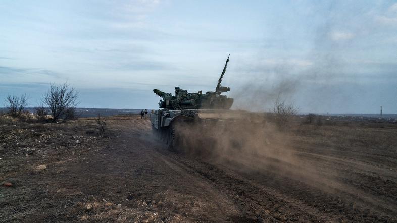 ukrajinska vojska vojaki tank