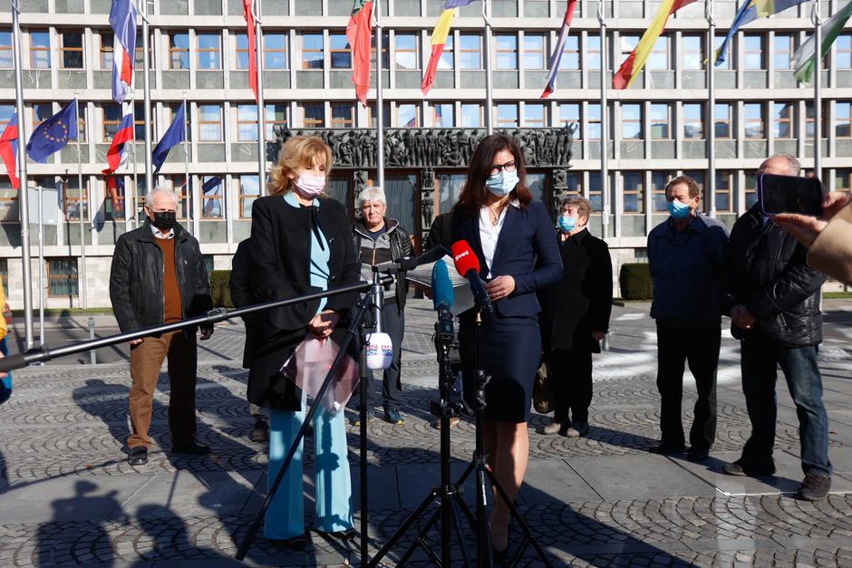 Pred parlamentom je danes Barbara Gunčar izročila poslanki Mateji Udovč zbrane podpise za novo občino. | Avtor: Anže Petkovšek