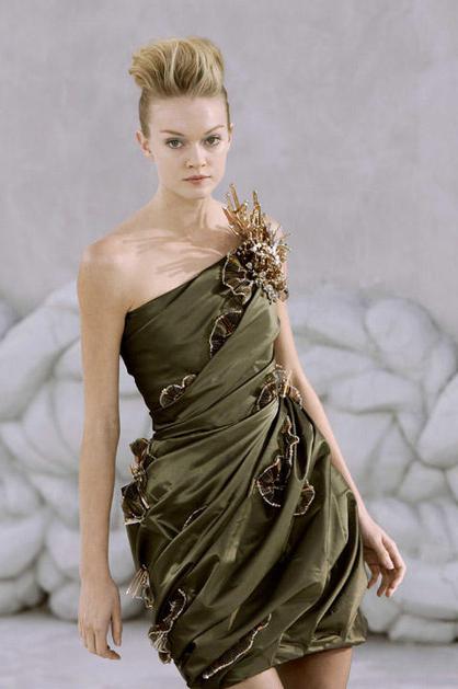 Ena izmed redkih kreacij, ki je ušla kalupu belo-črne.