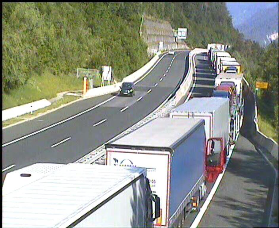 Kolone tovornjakov | Avtor: PIC