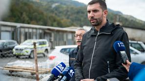 Robert Golob na obisku v Baški grapi Baška grapa poplave Alen Červ