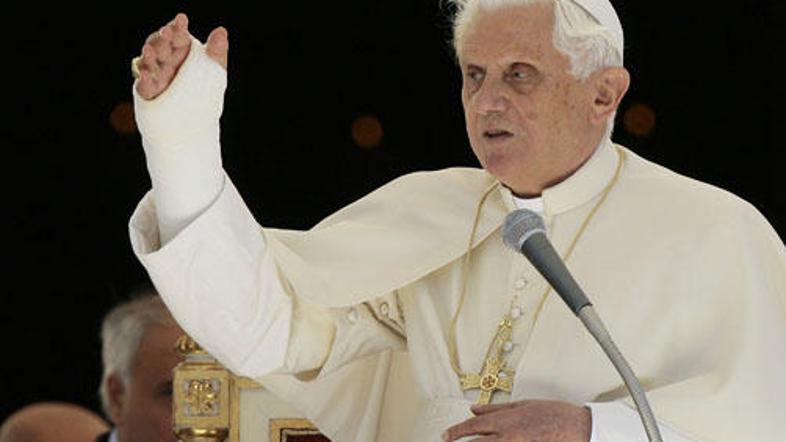 Papež ima le lažji zlom zapestja, a dirjajoča nuna tega ni vedela.