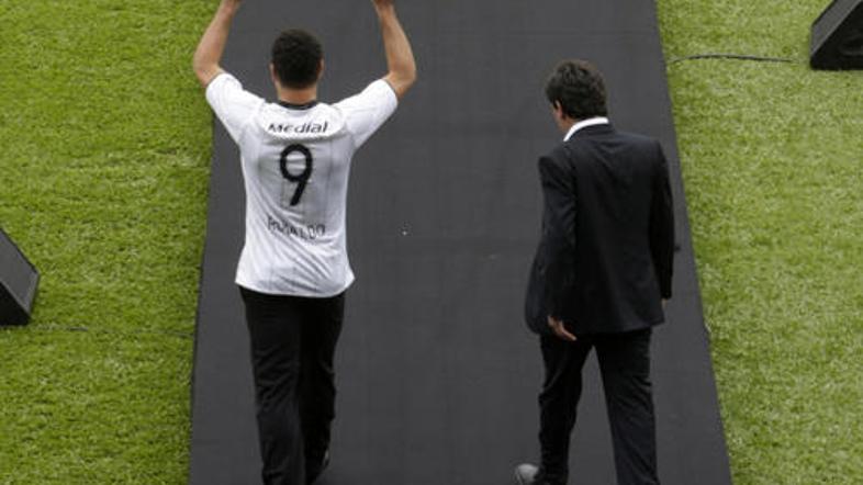 Ronaldo s predsednikom Corinthiansa Andresom Sanchezom med uradno predstavitvijo