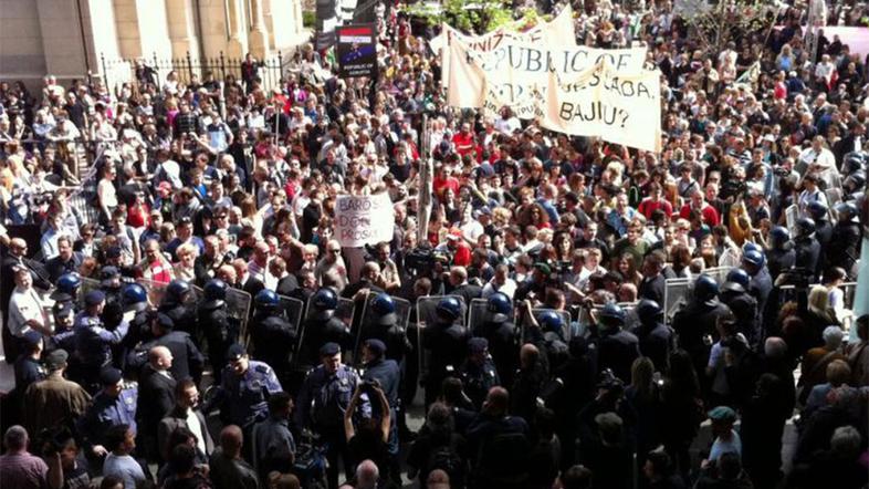 Množica demonstrantov je že zjutraj prek pročelja razgrnila transparent z napiso