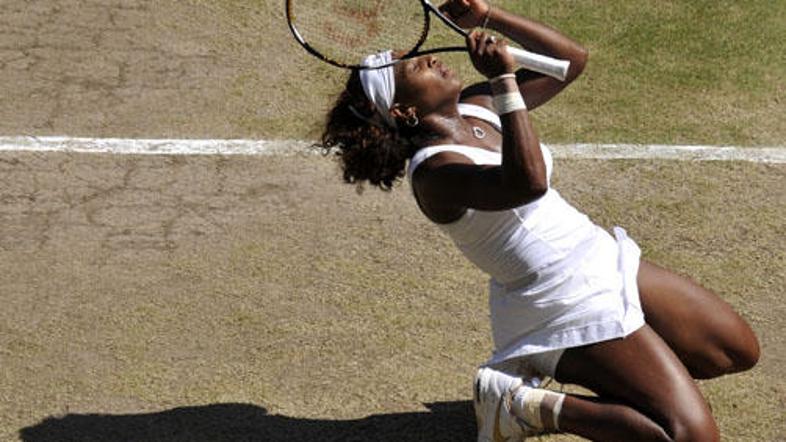 Serena Williams je v finalih grand slamov Venus Williams premagla že šestič.