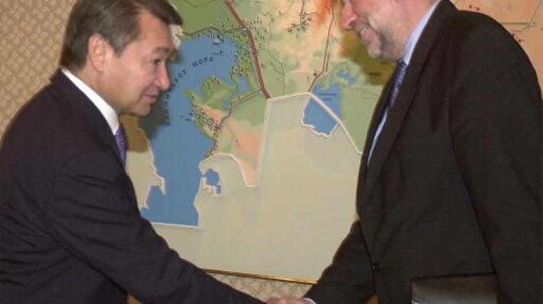 Danial Akhmetov (na sliki z Dimitrijem Ruplom) je napovedal posodobitev kazahsta