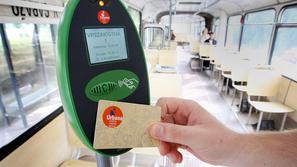 Neljubljanski študenti bodo mesečne vozovnice za mestne avtobuse kupovali po ist