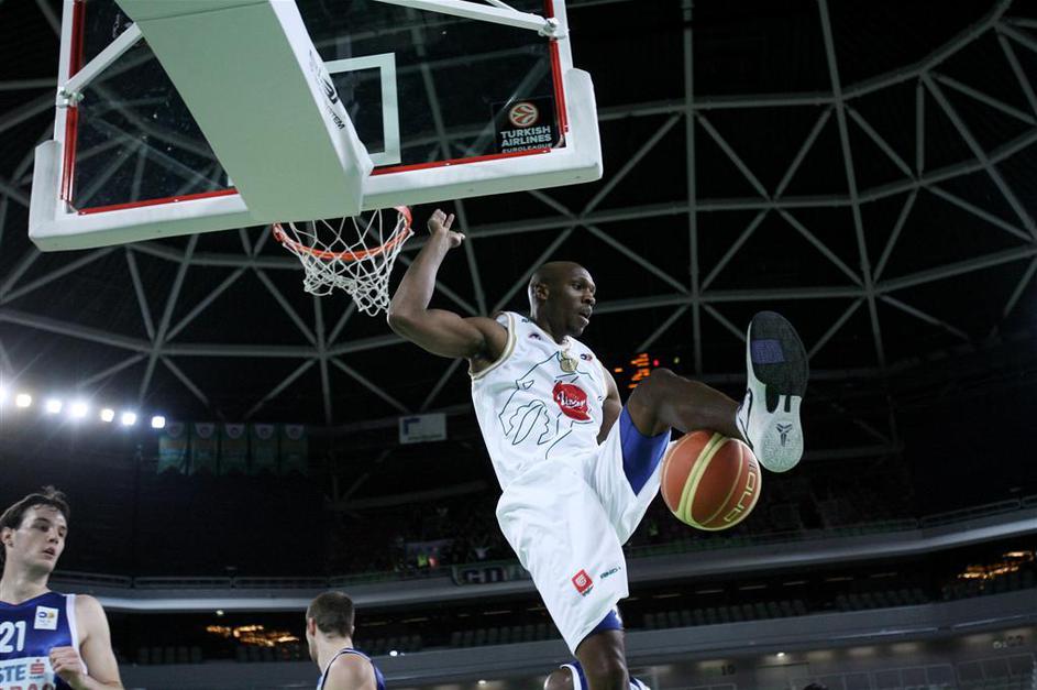 V videu pa si oglejte očitno že od nekdaj sila poskočnega Kennyja Gregoryja ozir