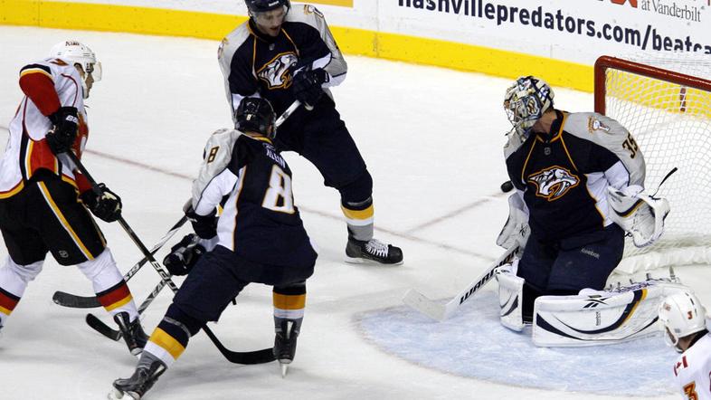 Rene Bourque je takole premagal Pekko Rinneja. (Foto: Reuters)