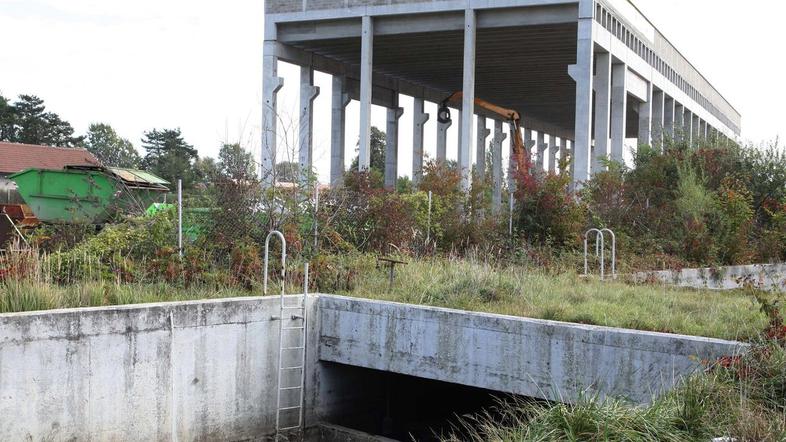 Pri predelavi odpadkov kompostarna več ni predvidena, čeprav je betonska konstru
