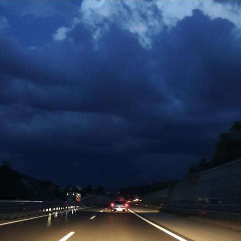 Nevihta, nevihte, nevihtno vreme, temni oblaki