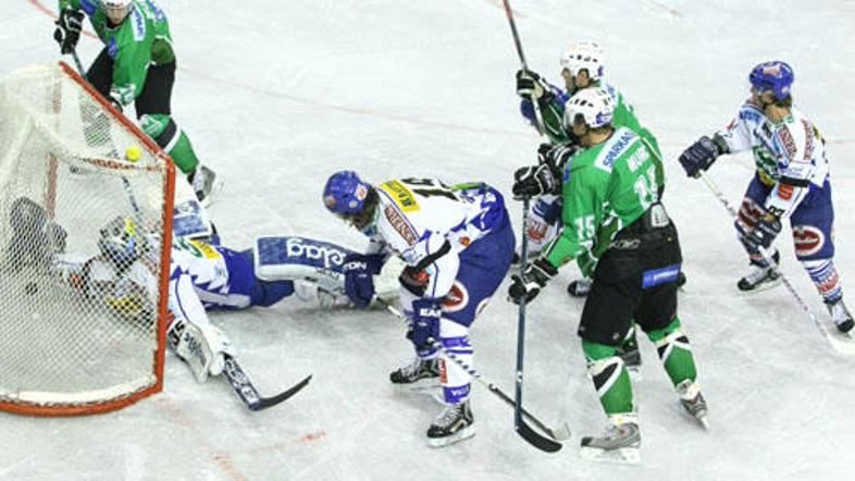 Hokejisti Olimpije so se na domačem ledu končno veselili zmage.