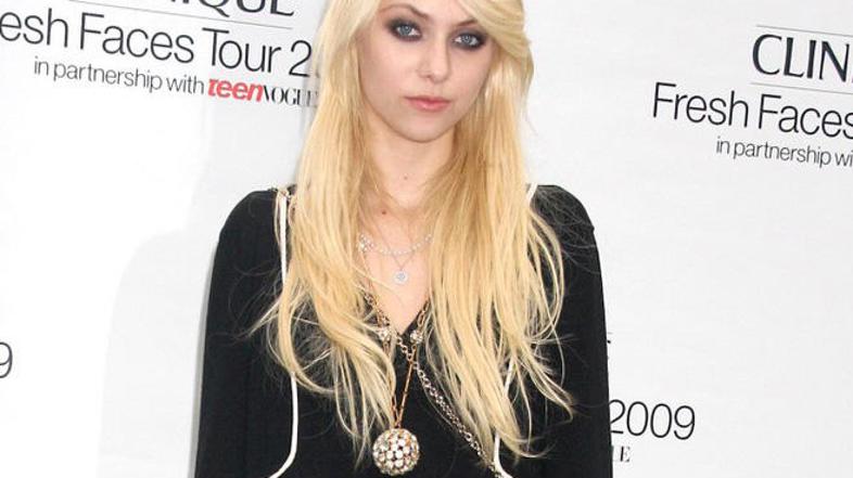 Taylor naokoli stresa nenavadne šale. (Foto: Flynet/JLP)