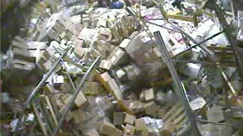 Takole je bilo videti skladišče po nesrečnem trku viličarja v polico.