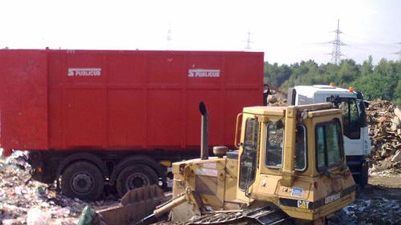 Podjetje Publicus iz Ljubljane je v dogoško deponijo v dobrem mesecu dni odložil
