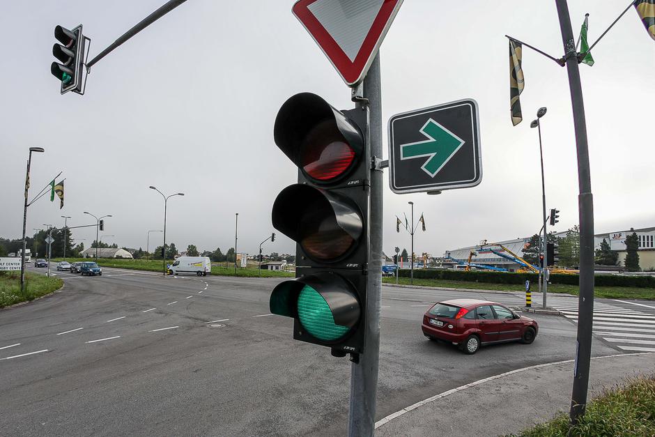 dodatna zelena puščica za zavijanje desno | Avtor: Saša Despot