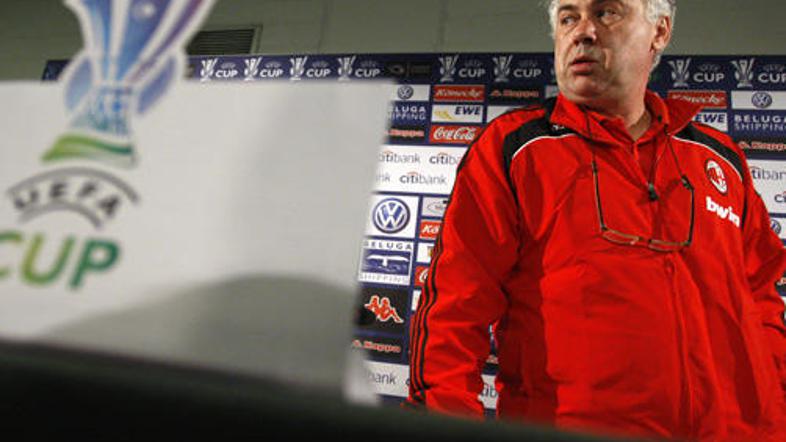 Carlo Ancelotti po besedah Adriana Gallianija ne zapušča Milana.
