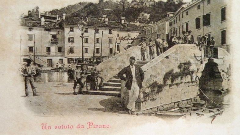 Ena od redkih fotografij nekdanjega piranskega kamnitega mostu, ki je imel na sr