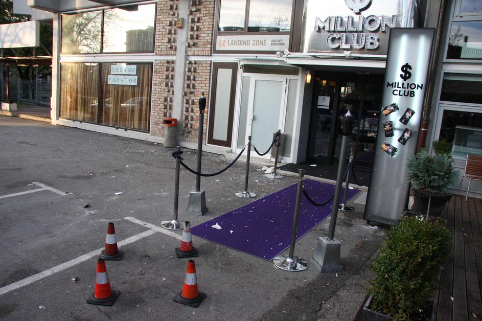 Bomba, ki so jo odvrgli pred klubom Million Club, je poškodovala osem ljudi, od 