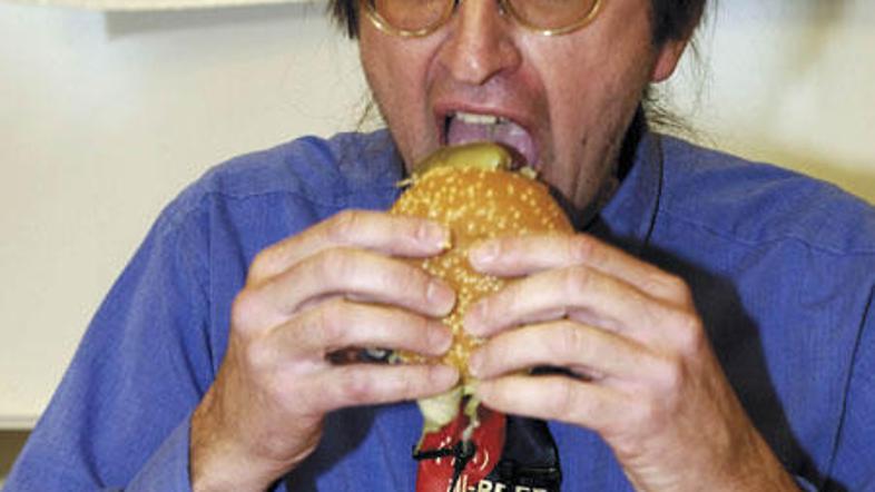 Jesti jih je začel pri osemnajstih letih, od takrat pa jih jé vsak dan.