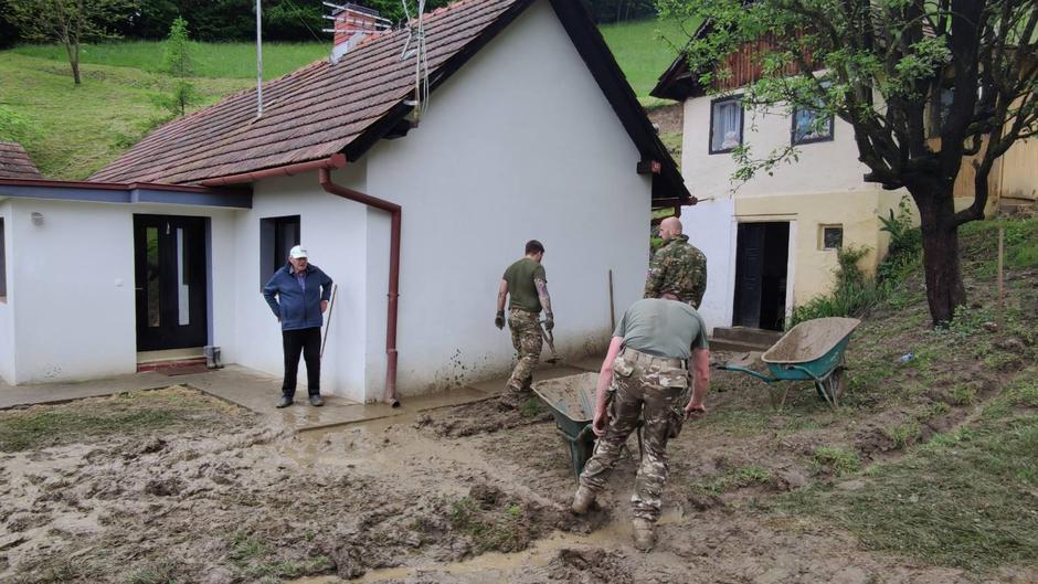 pripadniki Slovenske vojske pomagajo pri odstranjevanju posledic plazov | Avtor: MORS