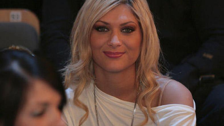 Manca se veseli oddiha v Grčiji.