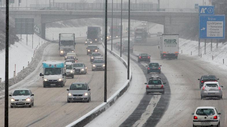 Zaradi konca tedna se na cestah ne pričakuje veliko prometa, a previdnost ni odv