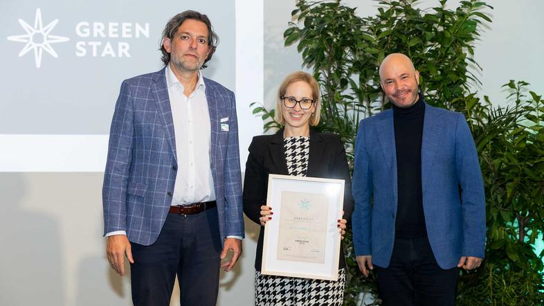 Jasmina Šetinc Šebek je v imenu OTP banke prevzela Certifikat Green Star.