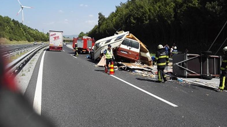 Kombi zapeljal v bivalno prikolico, primorska avtocesta