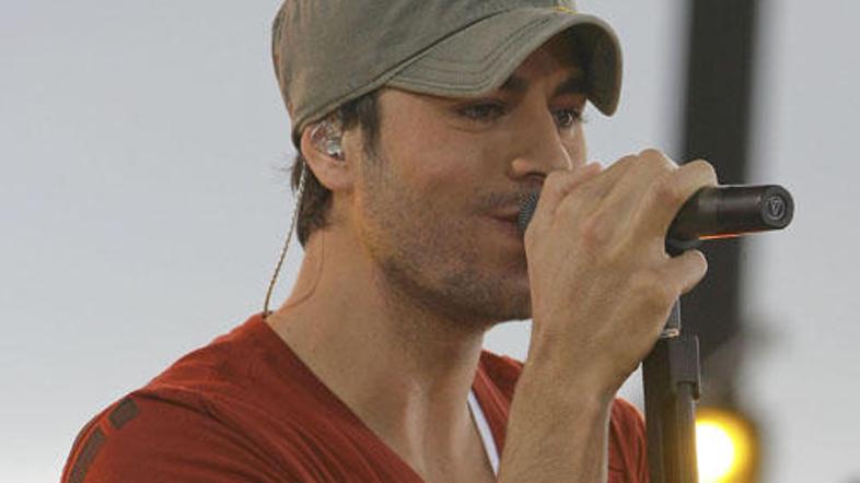 Ljubljenec ženskih src Enrique Iglesias bo nastopil pred finalno tekmo Eura 2008