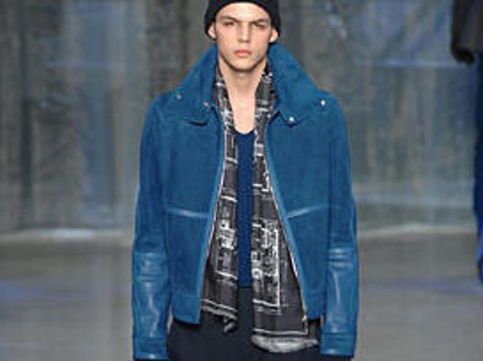 Kombinacijo modre in črne si je v letošnji jeseni zamislilo več modnih oblikoval