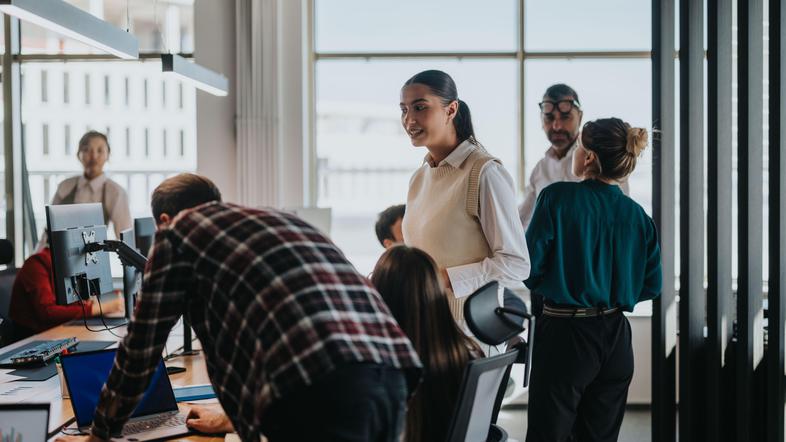 Skupina delavcev moški in ženske v pisarni