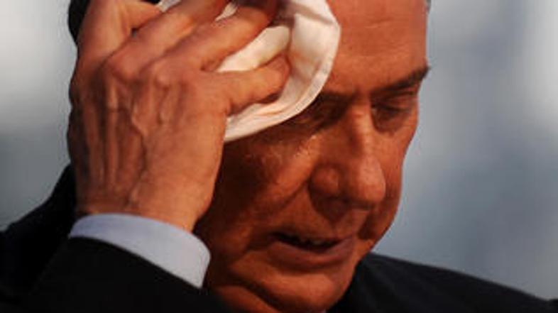 Silviu Berlusconiju sodni postopki dvigujejo pritisk, zato se je, kot kaže, loti