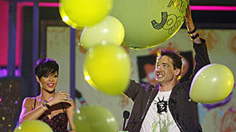 V čast zeleni sluzi zvezdniki oblečejo celo zelene obleke.