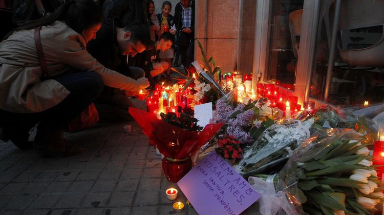 Cvetje in sveče pred šolo