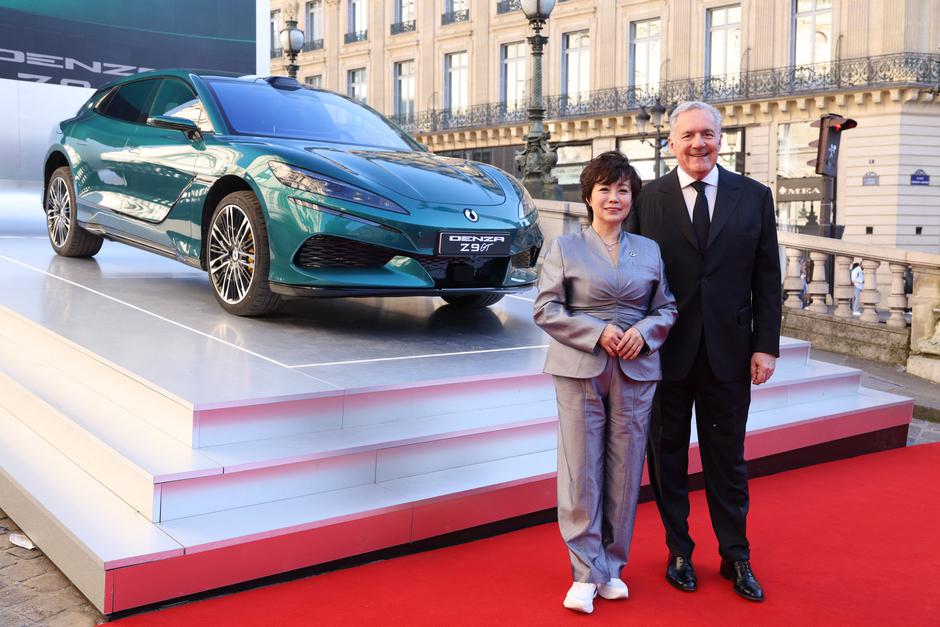Stella Li, izvršna podpredsednica podjetja BYD, ob vozilu znamke Denza | Avtor: Profimedia